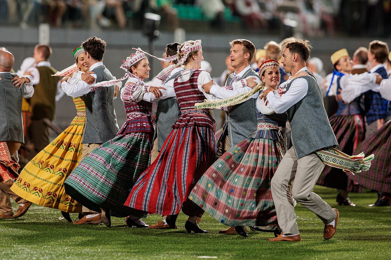 Tautinių šokių grupė poromis-NAUJIENA